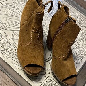 Minnetonka Tan Suede Peep-Toe Heeled Boots